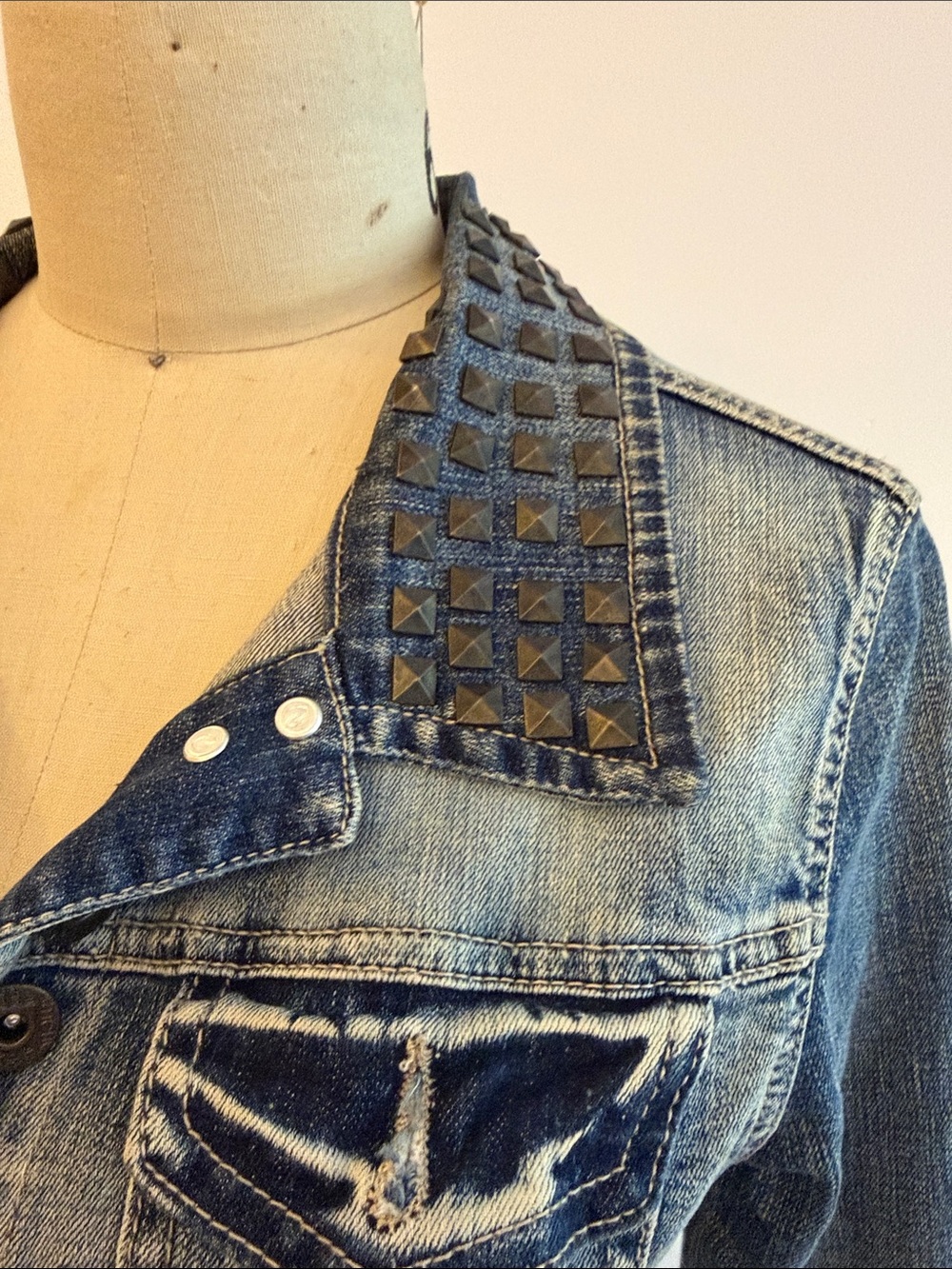 Vintage Americanino Studded-Collar Distressed Light Blue Denim Jacket - Picture 5 of 8